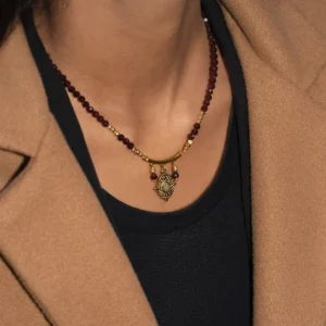 collier en grenat avec charm en acier inoxydable photo porté par une modèle