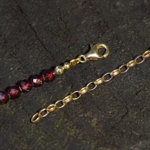 collier en grenat avec charm en acier inoxydable photo du fermoir