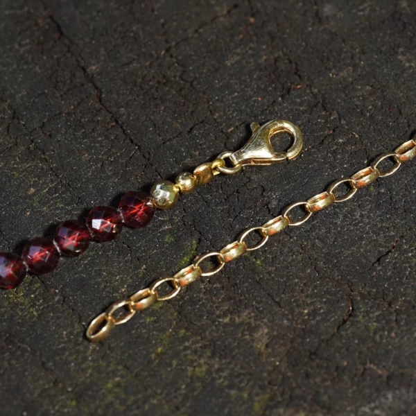 collier en grenat avec charm en acier inoxydable photo du fermoir