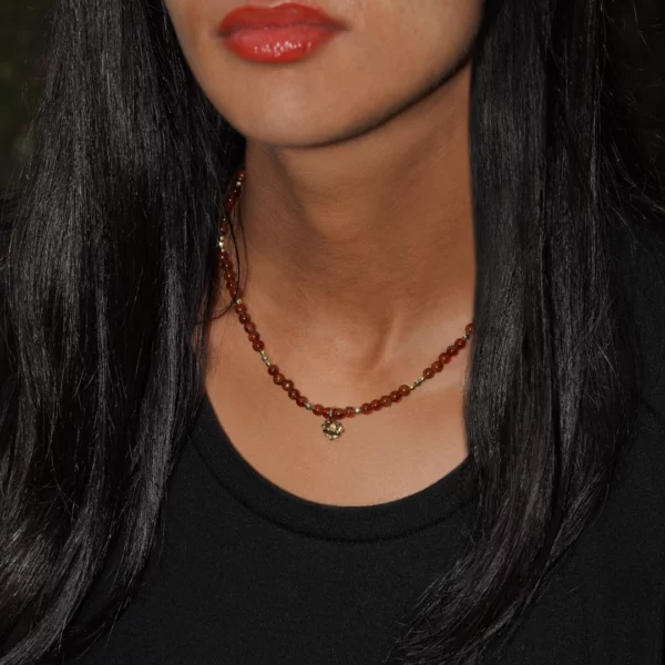collier en grenat hessonite photo sur modèle