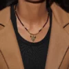 collier en grenat avec charm en acier inoxydable photo porté par une modèle