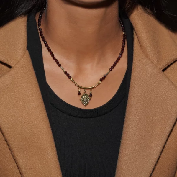 collier en grenat avec charm en acier inoxydable photo porté par une modèle