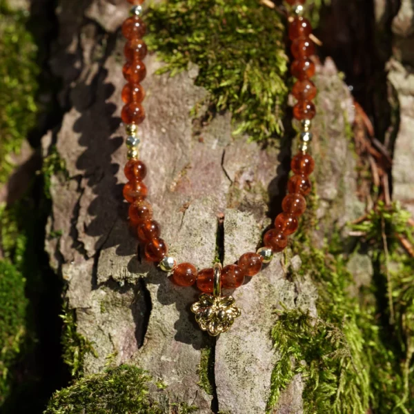 collier en grenat hessonite photo avec décors