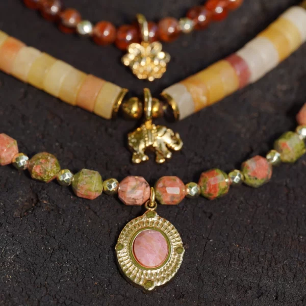 collier en unakite, photo en gros plan