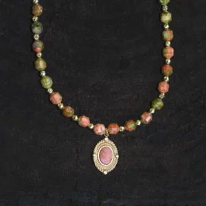 collier en unakite, photo sur décors