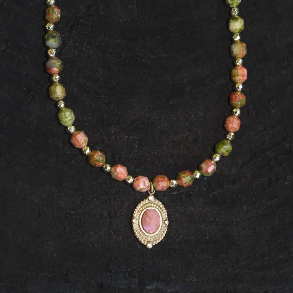 collier en unakite, photo sur décors