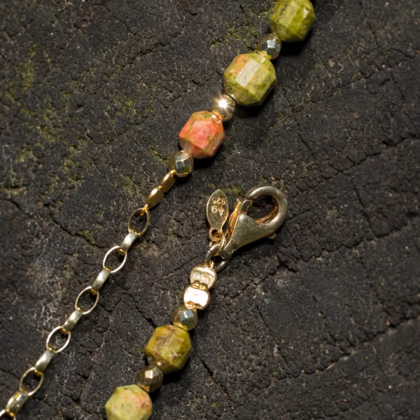 collier en unakite, photo du fermoir