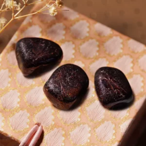 grenat almandin pierre roulée photo avec décors