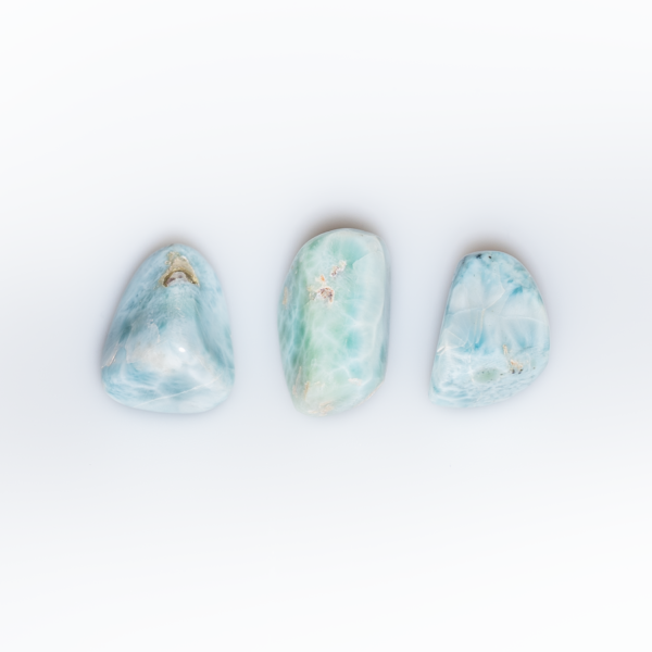 larimar pierre roulée, photo sur fond blanc