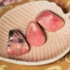 rhodochrosite pierre roulée, photo avec décors