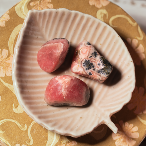 rhodochrosite pierre roulée, photo avec décors