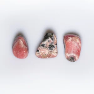 rhodochrosite pierre roulée, photo sur fond blanc