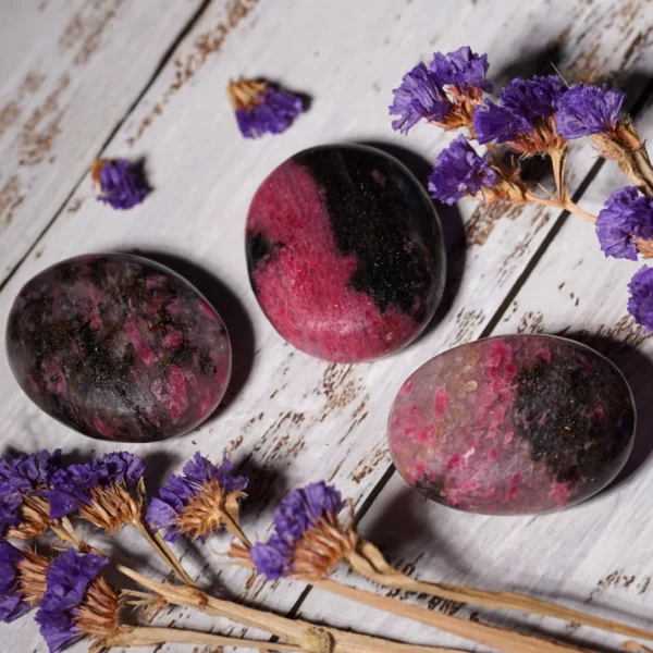 rhodonite galet, photo avec décors