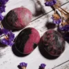 rhodonite galet, photo avec décors
