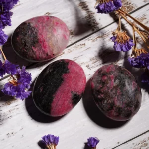 rhodonite galet, photo avec décors