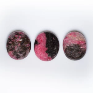 rhodonite galet, photo sur fond blanc