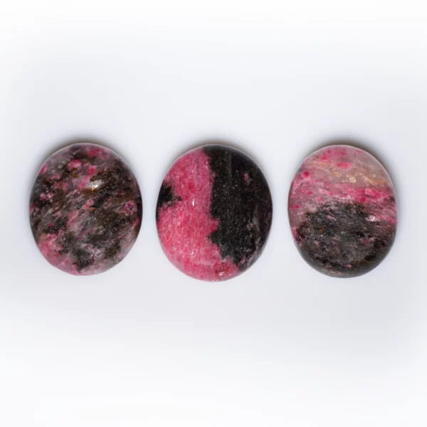 rhodonite galet, photo sur fond blanc
