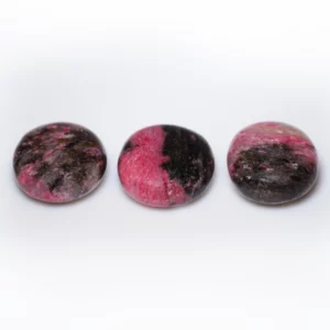 rhodonite galet, photo sur fond blanc
