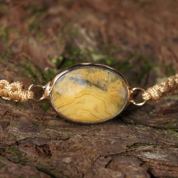 bracelet shamballa en agate folle, photo en plan rapproché de la pierre