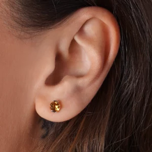 boucles d'oreilles en or blanc et citrine photo sur modèle