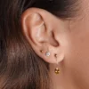 boucles d'oreilles pendantes en citrine et or, photo sur modèle