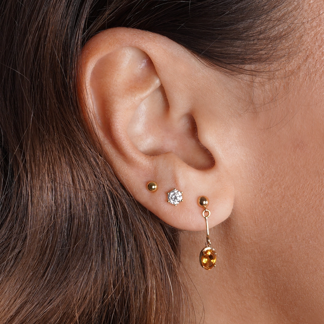 boucles d'oreilles pendantes en citrine et or, photo sur modèle