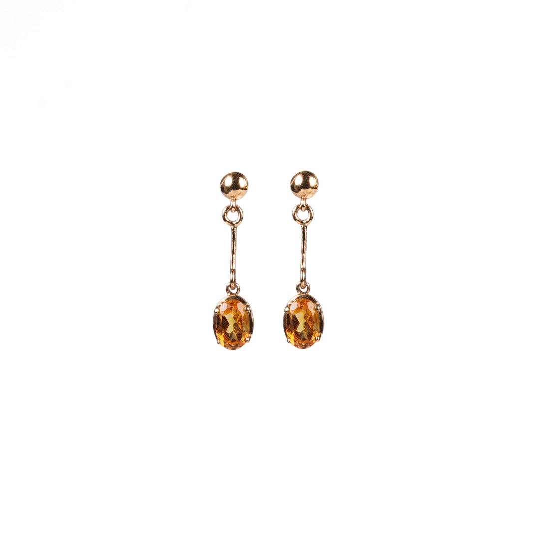 boucles d'oreilles pendantes en citrine et or, photo sur fond blanc
