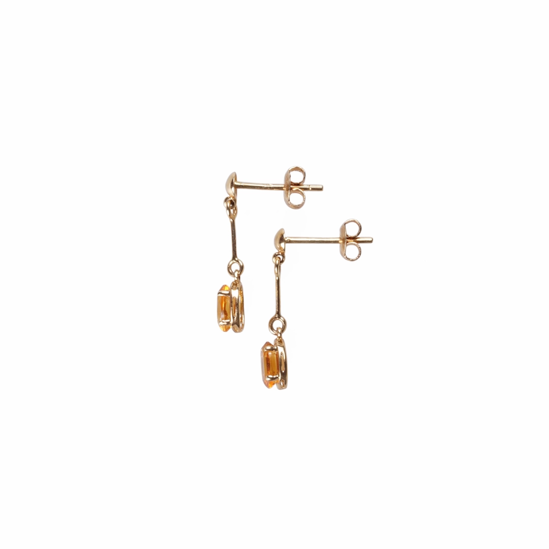 boucles d'oreilles pendantes en citrine et or, photo sur fond blanc