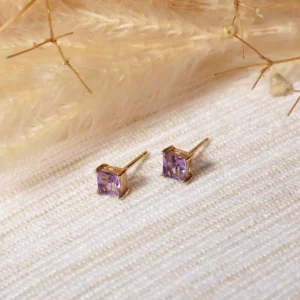 boucles d'oreilles carrées en améthyste et or, photo sur décors