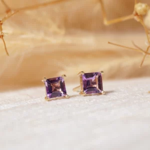 boucles d'oreilles carrées en améthyste et or, photo sur décors