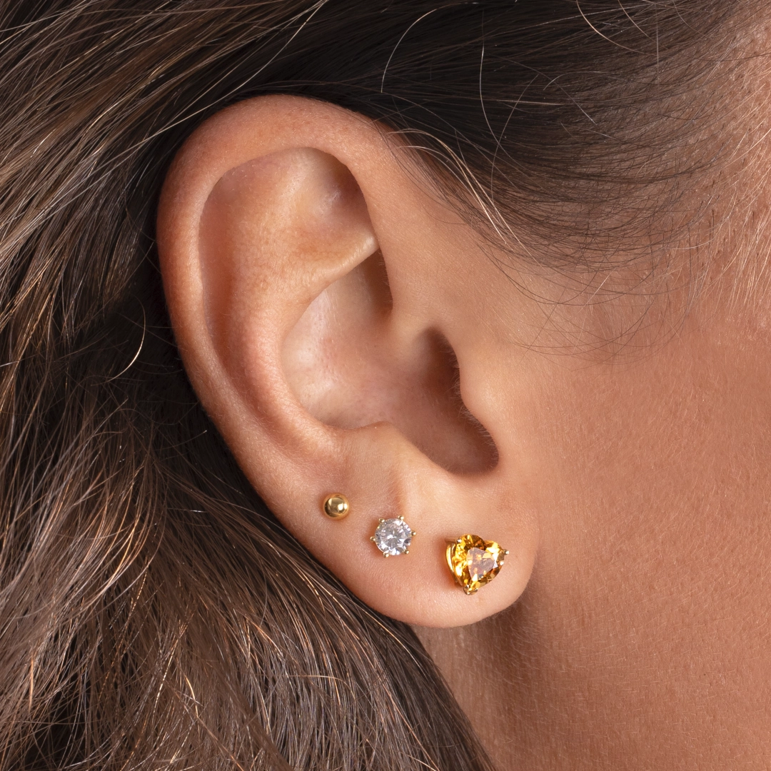 boucles d'oreilles coeurs en citrine et or, photo sur avec modèle