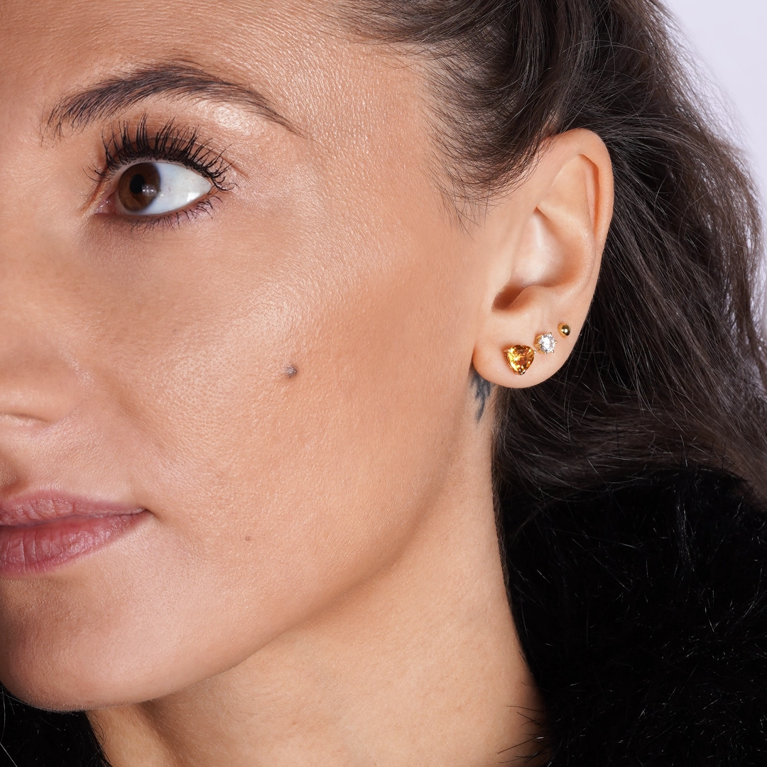 boucles d'oreilles coeurs en citrine et or, photo sur avec modèle