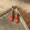 boucles d'oreilles pendantes en jade rouge, photo avec décors