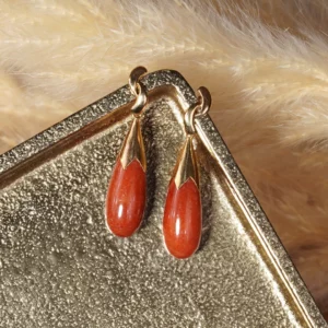 boucles d'oreilles pendantes en jade rouge, photo avec décors