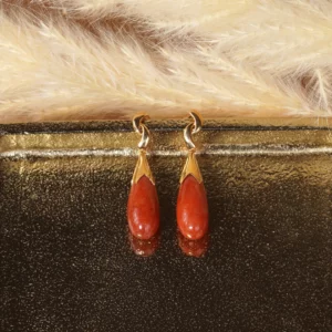 boucles d'oreilles pendantes en jade rouge, photo avec décors