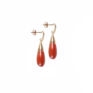 boucles d'oreilles pendantes en jade rouge, photo sur fond blanc