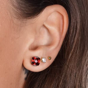 boucles d'oreilles en or blanc et grenat, photo avec modèle