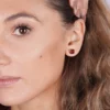 boucles d'oreilles en or blanc et grenat, photo avec modèle