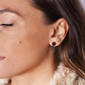 clous d'oreilles en grenat et or blanc, photo avec modèle