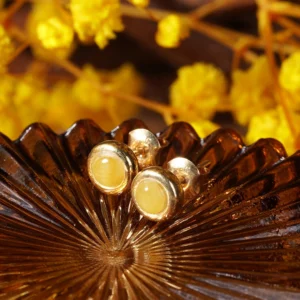 clous d'oreilles en jade jaune et or, photo avec décors