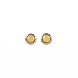 clous d'oreilles en jade jaune et or, photo sur fond blanc