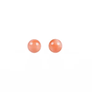 clous d'oreilles en corail rose et or, photo sur fond blanc
