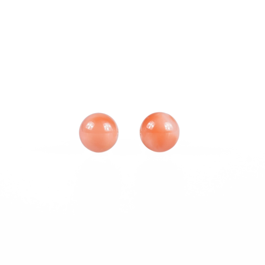 clous d'oreilles en corail rose et or, photo sur fond blanc