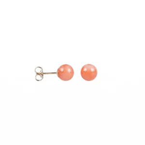 clous d'oreilles en corail rose et or, photo sur fond blanc