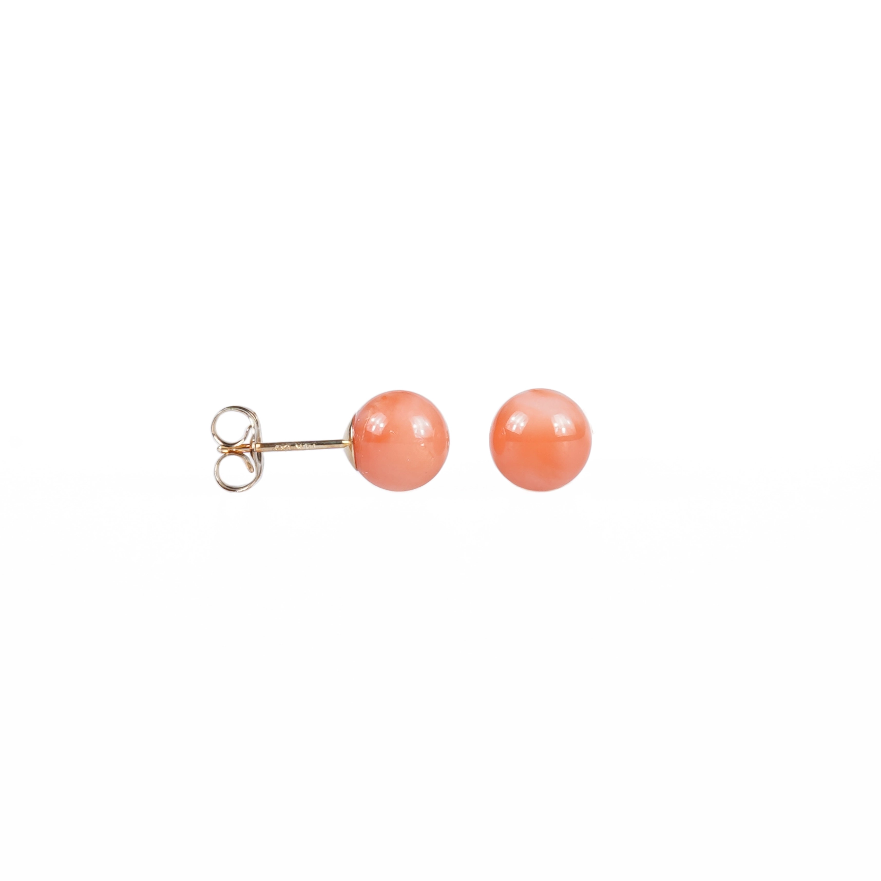 clous d'oreilles en corail rose et or, photo sur fond blanc