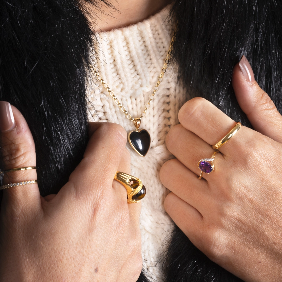 pendentif coeur en onyx et or, photo porté sur modèle