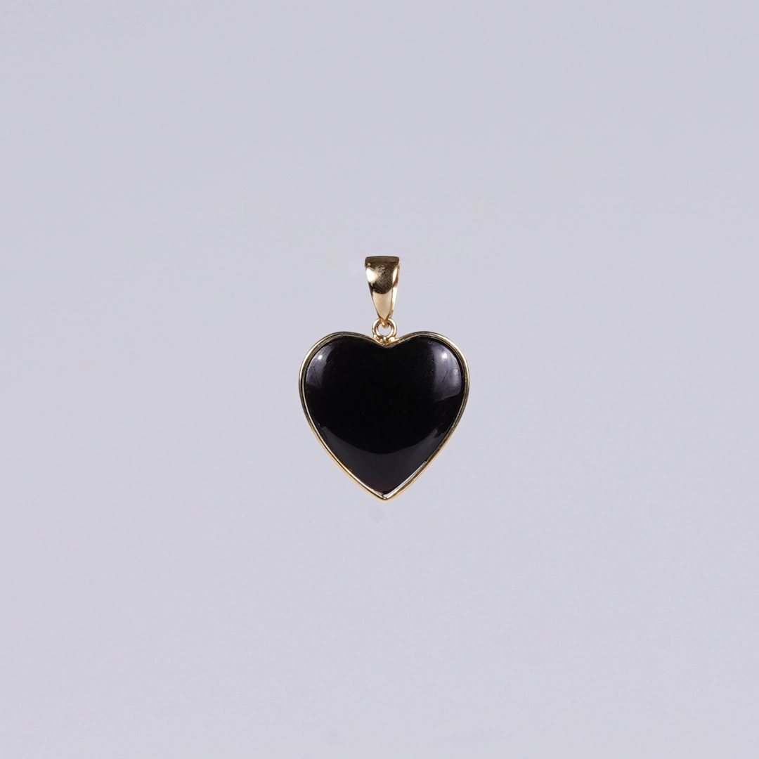 pendentif coeur en onyx et or, photo sur fond blanc