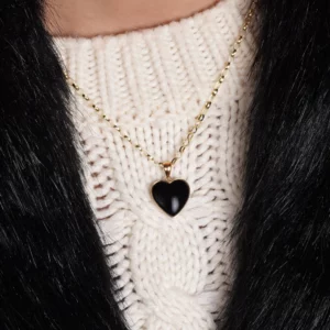 pendentif coeur en onyx et or, photo porté sur modèle