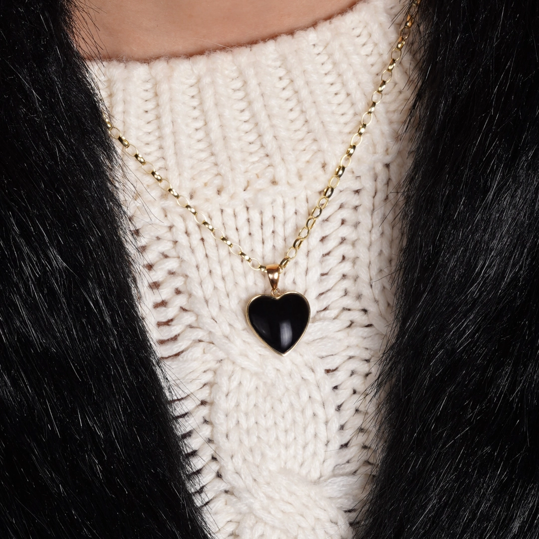 pendentif coeur en onyx et or, photo porté sur modèle