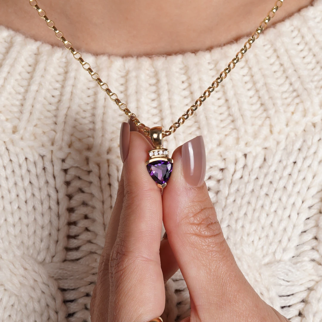 pendentif en améthyste, diamants et or, photo porté par une modèle